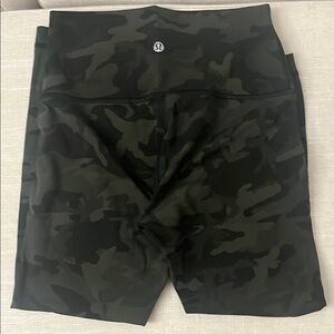 Lululemon Camo Wunder Under Crop Sz 4